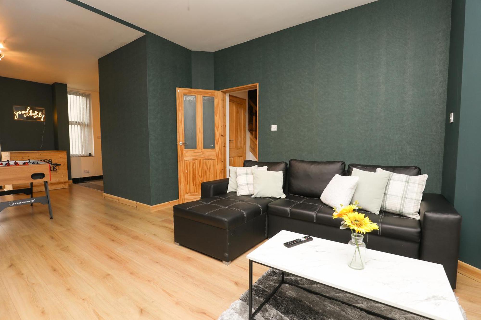 Anfield Luxe Retreat - Stylish Stay With Parking - Steps From Stadium - Short Drive To City Centre Ливерпуль Экстерьер фото